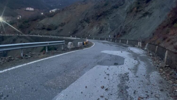Rrëshqitje gurësh dhe dherash, probleme me qarkullimin në disa rrugë të Kukësit