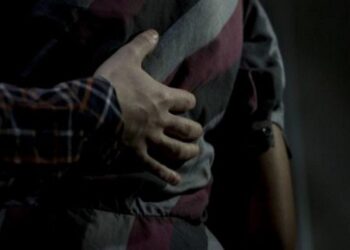 Tiranë, 47-vjeçari i futet të resë në banesë dhe e ngacmon