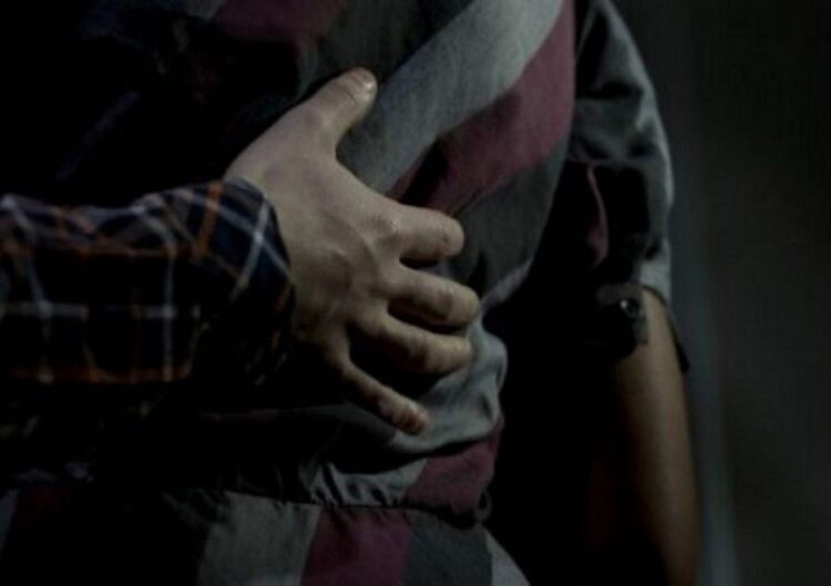 Tiranë, 47-vjeçari i futet të resë në banesë dhe e ngacmon