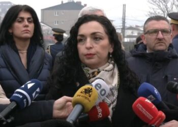 Osmani dhe diplomatët e huaj kryejnë homazhe te varri i ish-presidentit Rugova: Simbol i paqes