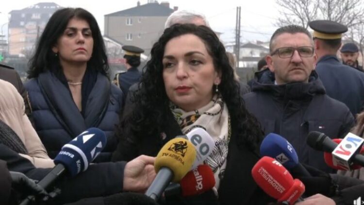 Osmani dhe diplomatët e huaj kryejnë homazhe te varri i ish-presidentit Rugova: Simbol i paqes