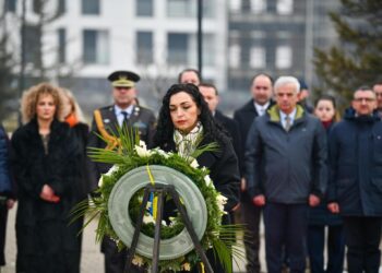 Osmani dhe diplomatët e huaj kryejnë homazhe te varri i ish-presidentit Rugova: Simbol i paqes