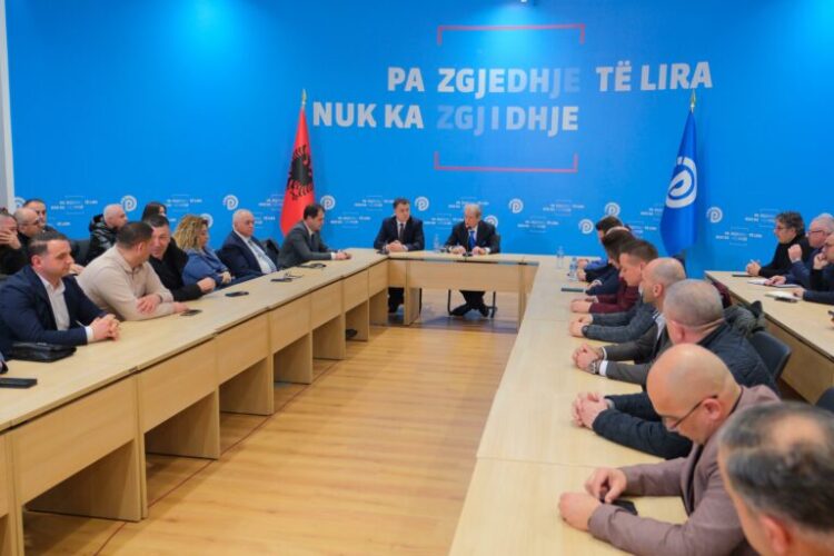 Protesta e 8 shkurtit, Berisha mbledh drejtuesit politikë të PD, shpalos qëllimin e tubimit të thirrur