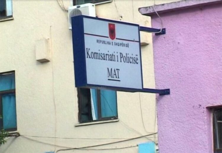 Gjendet lëndë plasëse poshtë një automjeti në Burrel, forcat xheniere rrethojnë zonën