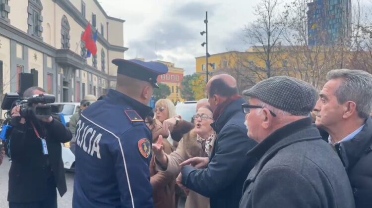 Protestuesit para Bashkisë në Tiranë, përplasen me qytetarët e bllokuar në makina