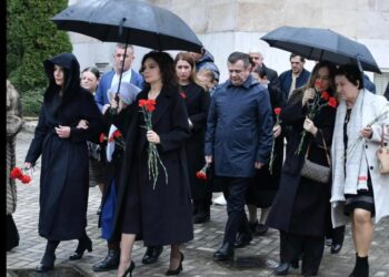 Pushtetaret në homazhe si modele pasarelash, reagon Olti Curri: Dhimbja vishet Prada