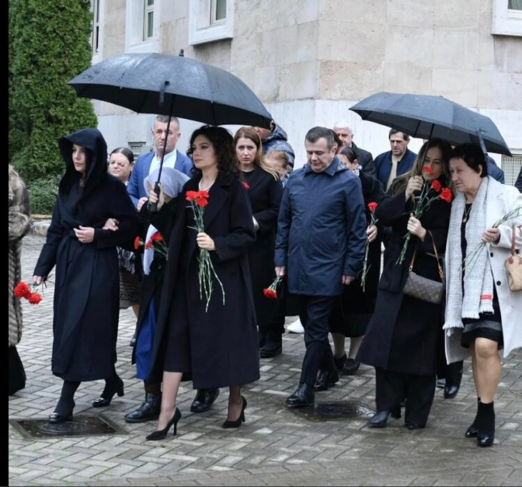 Pushtetaret në homazhe si modele pasarelash, reagon Olti Curri: Dhimbja vishet Prada