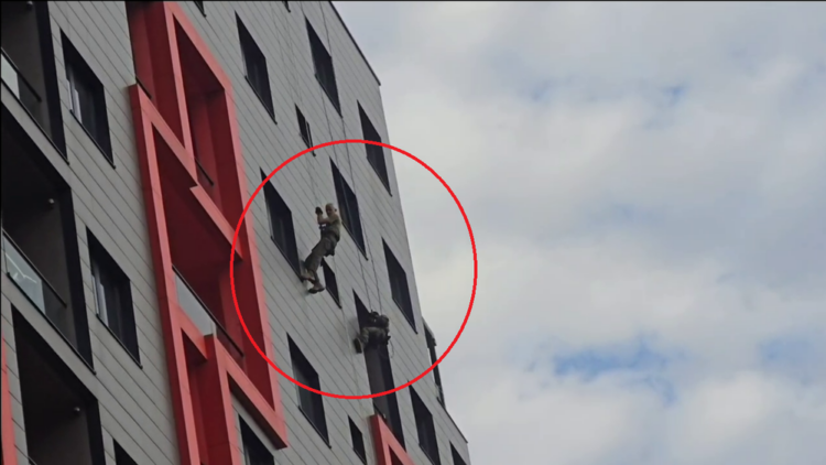 Vajza denoncoi se u dhunua/ RENEA i hyri në banesë me litarë, u gjetën armë dhe…