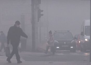 ‘Qëndroni në shtëpi’, Sarajeva në alarm nivelin e smogut, qytetarët me maska  (Video)
