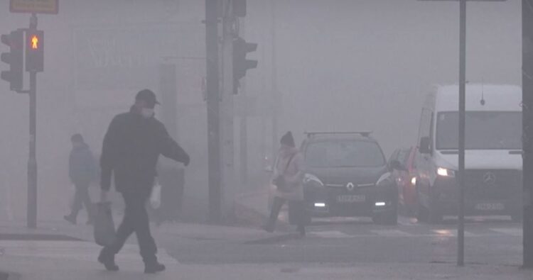 ‘Qëndroni në shtëpi’, Sarajeva në alarm nivelin e smogut, qytetarët me maska  (Video)
