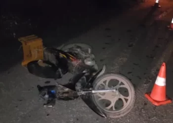 Aksident në Fier/ Drejtuesi i motorit përplaset me këmbësorin, përfundojnë të dy në spital