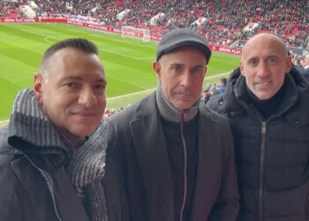 Trajneri Silvinjo dhe stafi i Kombëtares udhëtojnë drejt Anglisë për të ndjekur sulmuesin shqiptar