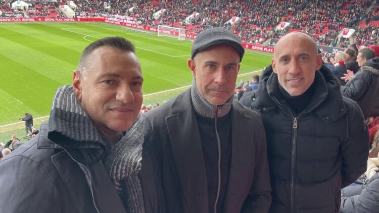 Trajneri Silvinjo dhe stafi i Kombëtares udhëtojnë drejt Anglisë për të ndjekur sulmuesin shqiptar