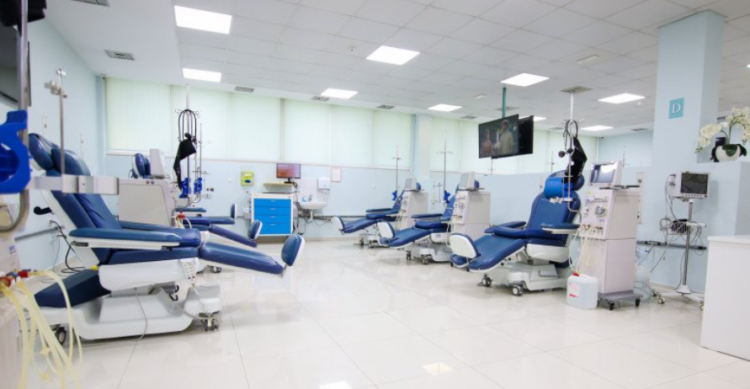 Hyri me shishe benzine në shërbimin e dializës/Kujtim Mero kërcënoi policinë, ja shkaku i konfliktit