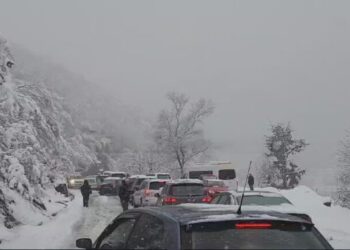 Reshjet e dëborës, bllokohet segmenti rrugor në Qafë të Ulzës