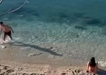 Pavarësisht temperaturave të ulëta, disa kanë sfiduar të ftohtin duke u larë në plazhin e Vlorës.