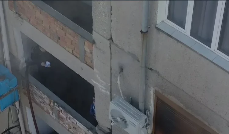 Përfshihet nga zjarri një banesë në Elbasan, lëndohet një i moshuar (Emri)