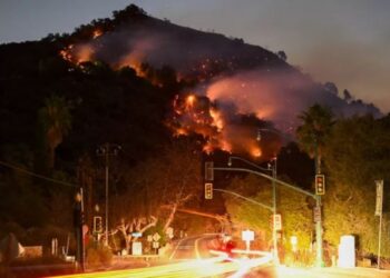Shpërthejnë sërish zjarret në Kaliforni, mijëra persona nën urdhra evakuimi