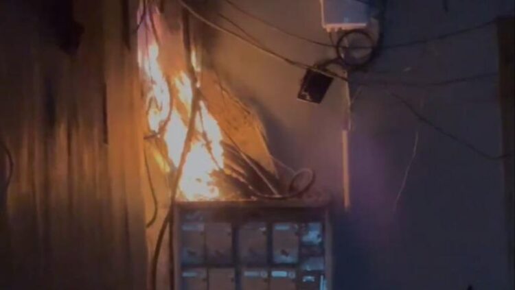 Fier/ Shpërthen në flakë kabina elektrike në hyrje të pallatit