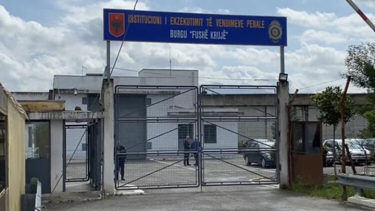 Tentoi të fusë në burgun e Fushë-Krujës 22 celularë dhe doza kokaine, arrestohet gardiani