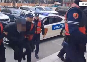 Tiranë/ U kap me armë në makinë, në pranga 37-vjeçari