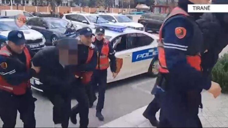 Tiranë/ U kap me armë në makinë, në pranga 37-vjeçari