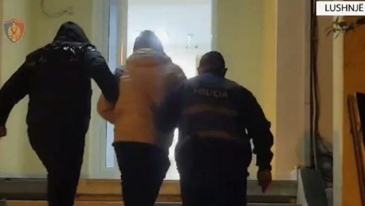 Plagosi me thikë 26-vjeçarin në Lushnje, arrestohet autori