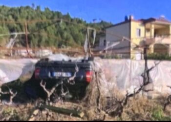 Aksident në Elbasan-Peqin/ Makina del nga rruga dhe përfundon e përmbysur në oborrin e shtëpisë, 2 të plagosur