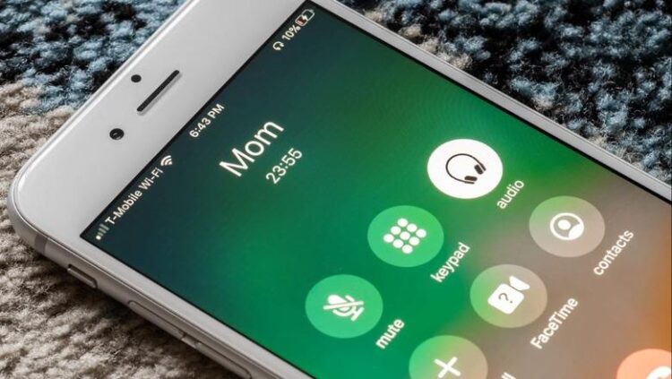 Studimi: Një telefonatë me nënën mund të zvogëlojë stresin po aq sa…