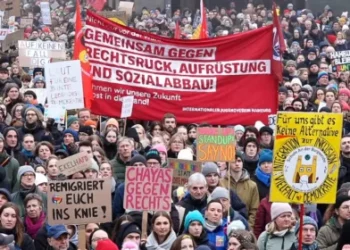 FOTO/ Mijëra gjermanë në protestë kundër bashkëpunimit me AfD-në