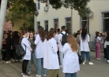 Vijon hemorragjia e bluzave të bardha, pranë Urdhrit të Mjekut kanë tërhequr dokumentet 146 mjekë të rinj