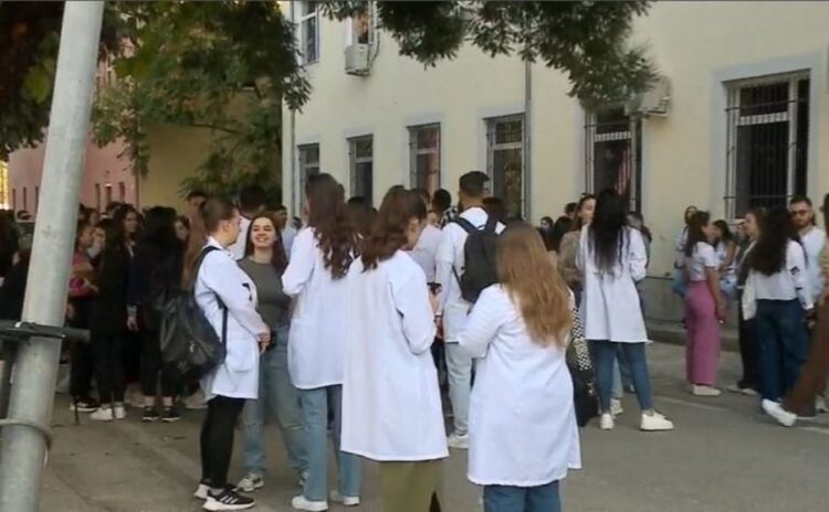 Vijon hemorragjia e bluzave të bardha, pranë Urdhrit të Mjekut kanë tërhequr dokumentet 146 mjekë të rinj