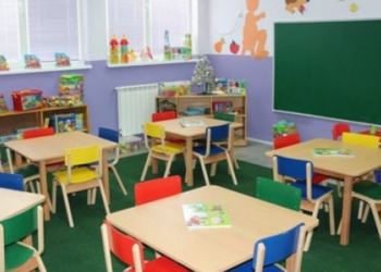 “Më qëlloi fëmijën me pëllëmbë”, nëna kallëzon eduktatoren në Tiranë