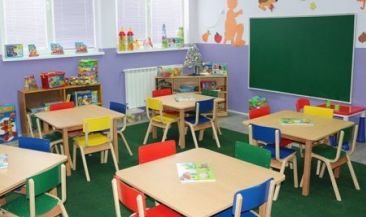 “Më qëlloi fëmijën me pëllëmbë”, nëna kallëzon eduktatoren në Tiranë