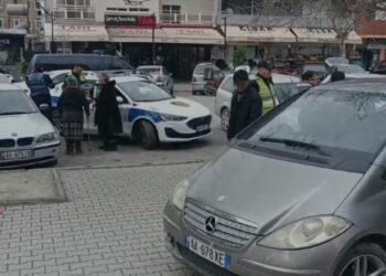 Aksident në Lushnjë/ Drejtuesja ngatërron marshet, makina hipën mbi trotuar, plagoset një këmbësor