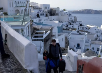 Tërmetet në Santorini/ Evakuohen mijëra banorë, ekspertët: Lëkundjet sizmike mund të vazhdojnë për javë të tëra