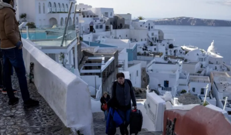 Tërmetet në Santorini/ Evakuohen mijëra banorë, ekspertët: Lëkundjet sizmike mund të vazhdojnë për javë të tëra