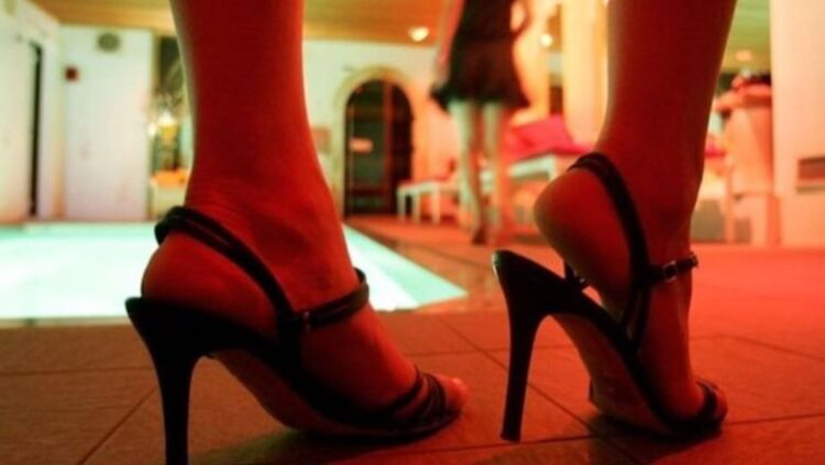 Çmontohet ‘çerdhja’ e prostitucionit në Vlorë! Shpallen në kërkim dy tutoret e huaja