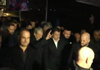Berisha lë selinë blu, i bashkohet protestuesve