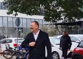 Video – Tom Doshi futet në SPAK i buzëqeshur