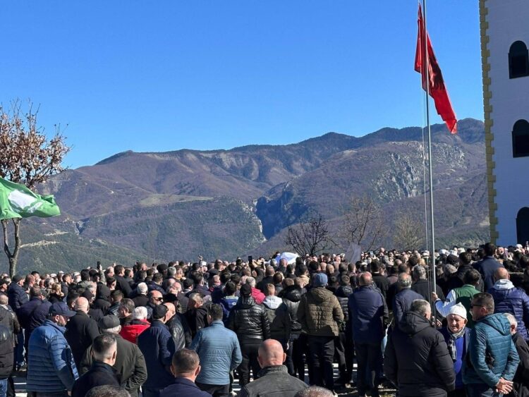 Përcillet për në banesën e fundit Baba Hekurani, qindra bektashinj i japin lamtumirën