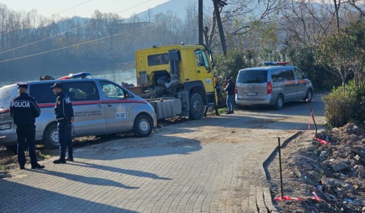 IKMT aksion në Shkodër, prishen ndërtimet pa leje për zgjerimin e rrugës hyrëse