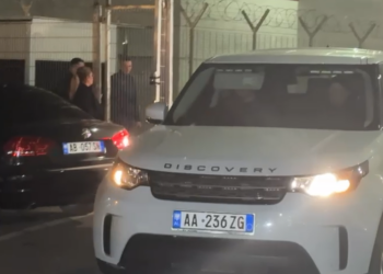 Ajola Xoxa kthehet në Tiranë, shoqërohet në Rinas nga oficerët e BKH-së