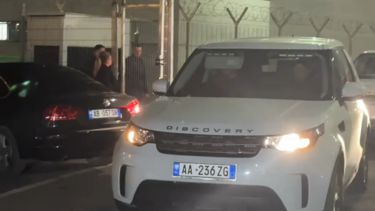 Ajola Xoxa kthehet në Tiranë, shoqërohet në Rinas nga oficerët e BKH-së