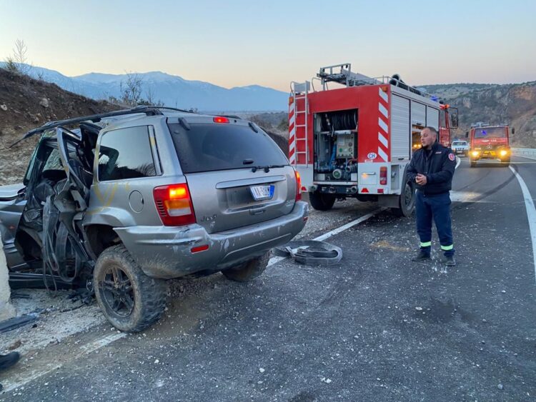 Aksident në Kolonjë/ Makina përplaset me barrierën e betonit, plagoset çifti i bashkëshortëve
