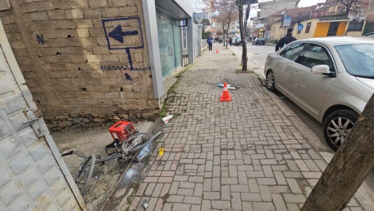 Automjeti përplas të moshuarin që po shpërndante qumësht në Pogradec (Emri)