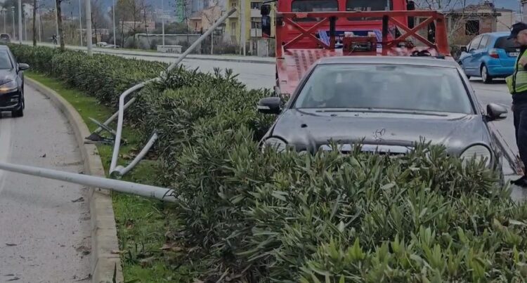 Makina godet shtyllën dhe përfundon në krahun e kundërt të rrugës në Vlorë