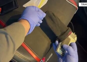 Qarkullonte me armë zjarri në automjet, pranga 33-vjeçarit në Tiranë (Emri)