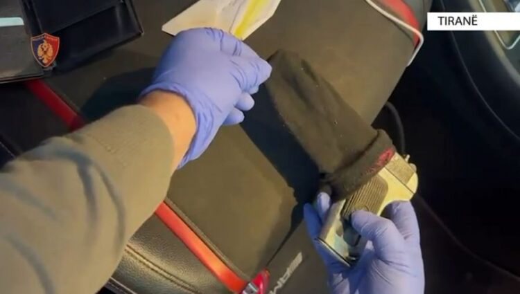 Qarkullonte me armë zjarri në automjet, pranga 33-vjeçarit në Tiranë (Emri)