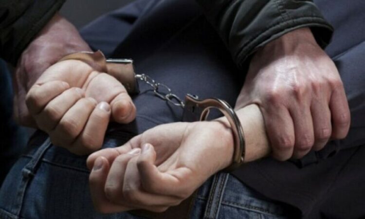 Kanosi me thikë bashkëjetuesen, arrestohet 46-vjeçari në Vlorë
